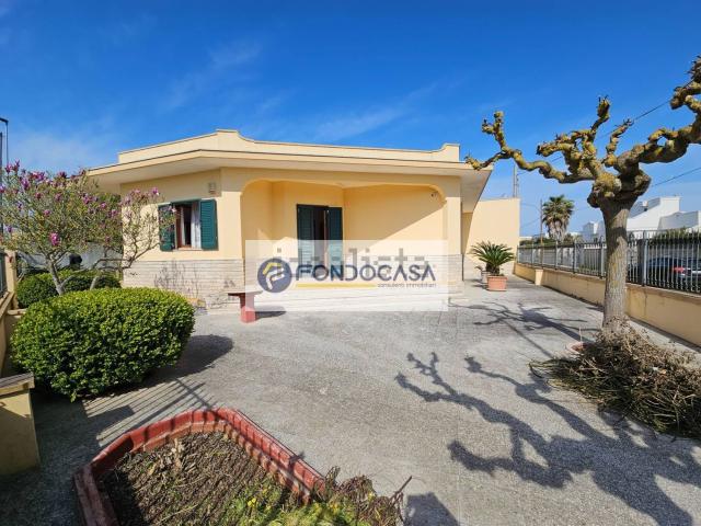 Case e ville in vendita di 193 m² in Via Bari, 1
