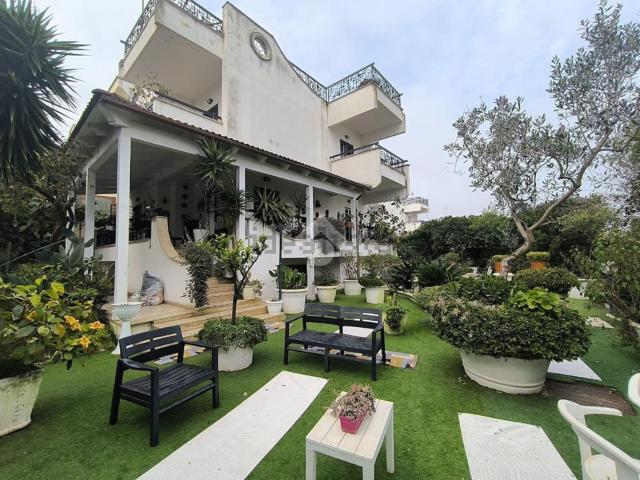 Case e ville in vendita di 193 m² in Via Bari, 37
