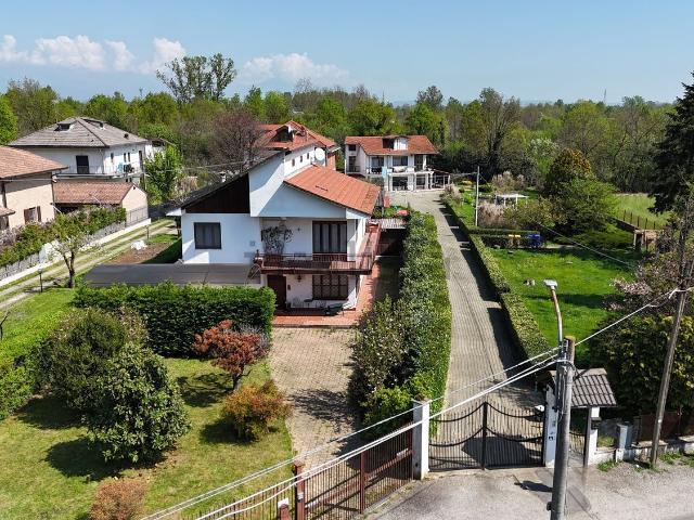 Case e ville in vendita di 193 m² in Via Luigi Einaudi, 13