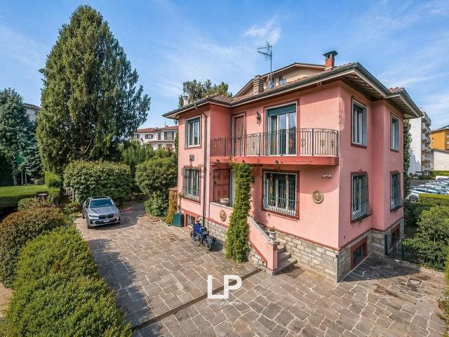 Case e ville in vendita di 193 m² in Via Lussemburgo, 2