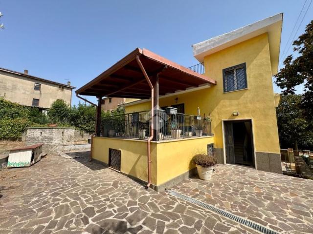 Case e ville in vendita di 194 m² in Via Carife, 165