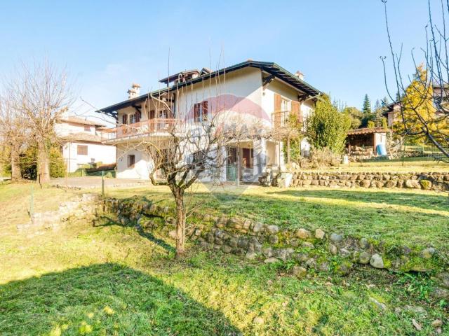 Case e ville in vendita di 194 m² in Via delle Querce, 3
