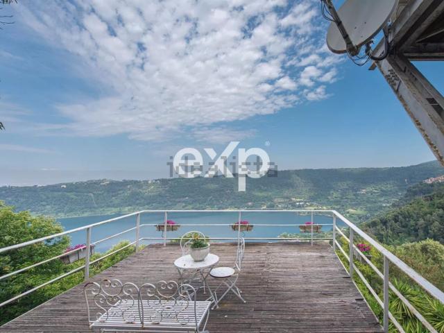 Case e ville in vendita di 194 m² in Via Nemorense