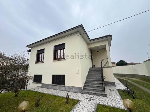 Case e ville in vendita di 195 m² in Via Cilavegna