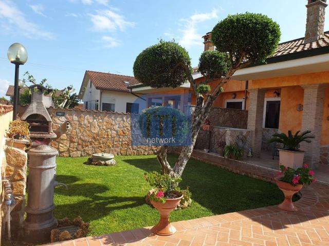 Case e ville in vendita di 195 m² in Via Nuoro