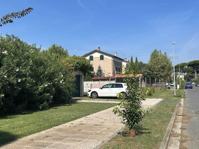 Case e ville in vendita di 195 m² in Via R. Baden Powell