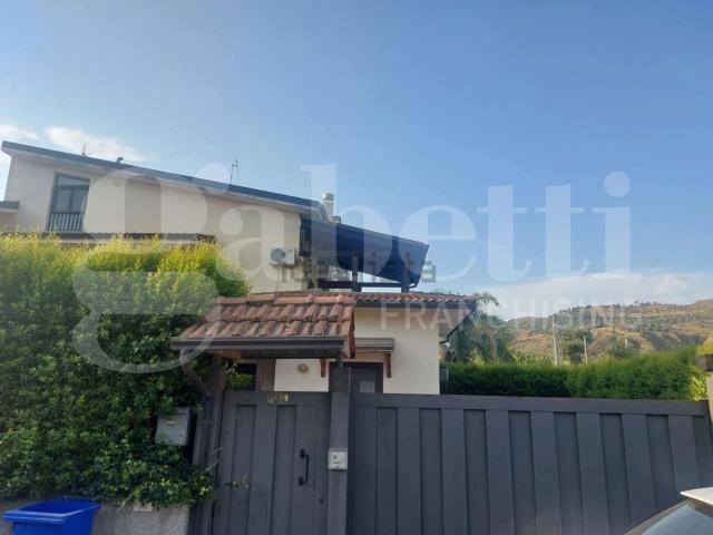 Case e ville in vendita di 196 m² in Via Gioacchino da Fiore, 10