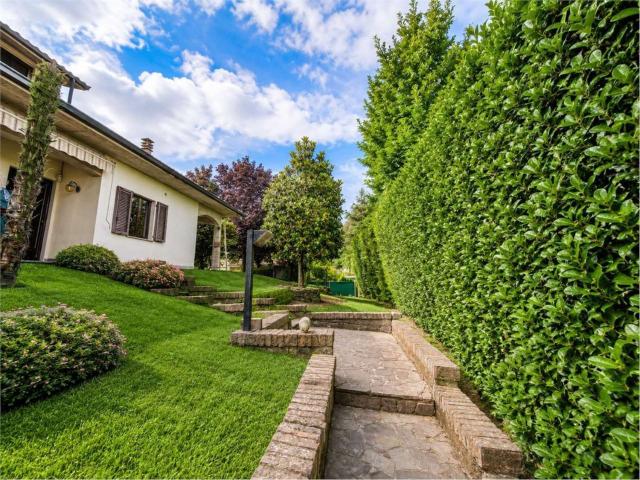 Case e ville in vendita di 196 m² in Via Giosuè Carducci, 33