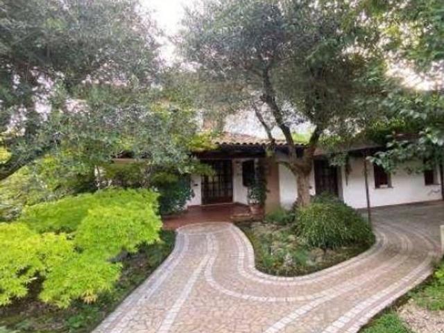 Case e ville in vendita di 196 m² in Via Villa, 28