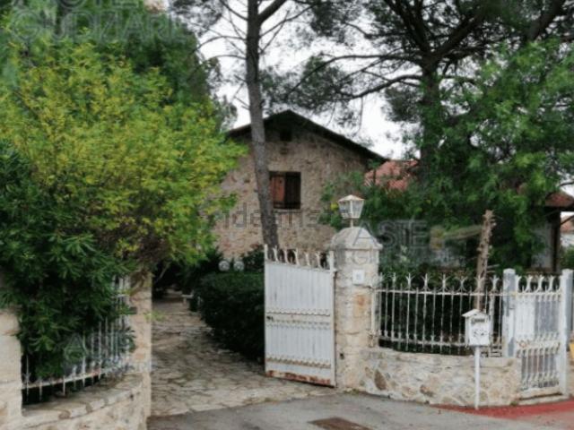 Case e ville in vendita di 1976 m² in Viale Lincoln, 18