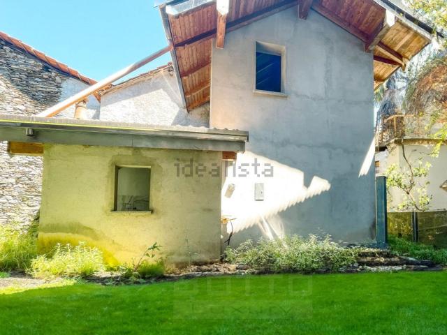 Case e ville in vendita di 197 m² in Via A. Volta, 86