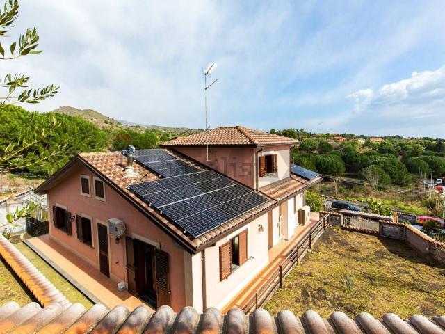 Case e ville in vendita di 197 m² in Via Leonardo Sciascia, 25