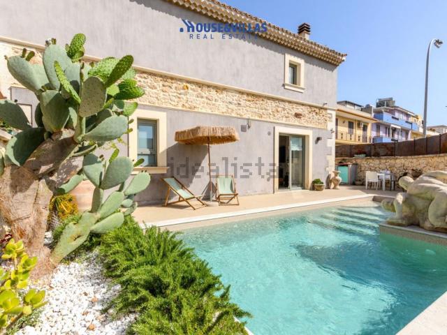 Case e ville in vendita di 197 m² in Via Siracusa