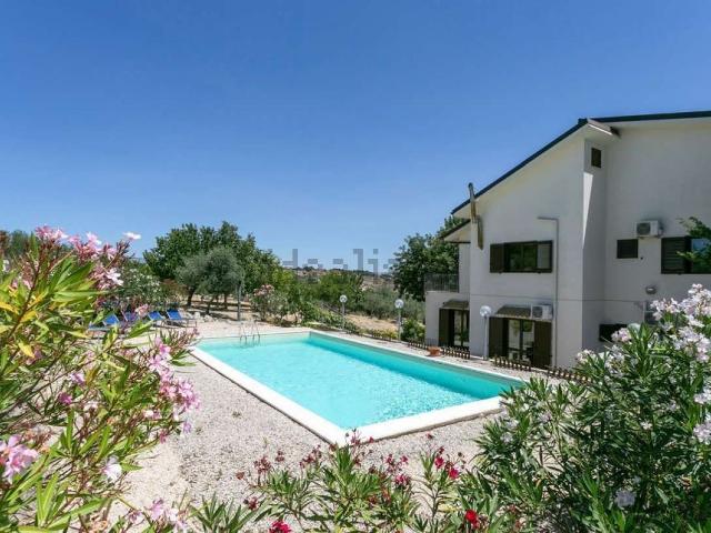 Case e ville in vendita di 197 m² in Strada Provinciale 17