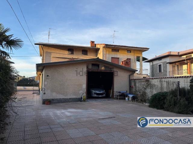 Case e ville in vendita di 198 m² in Via Cristoforo Colombo