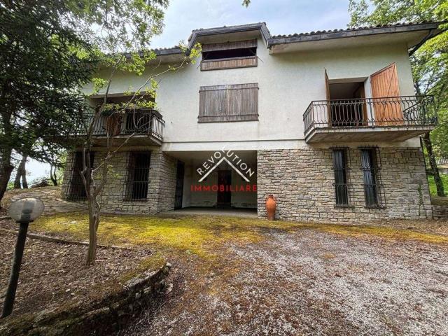 Case e ville in vendita di 198 m² in Via degli Abeti