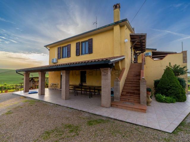 Case e ville in vendita di 198 m² in Via Ferro di Cavallo