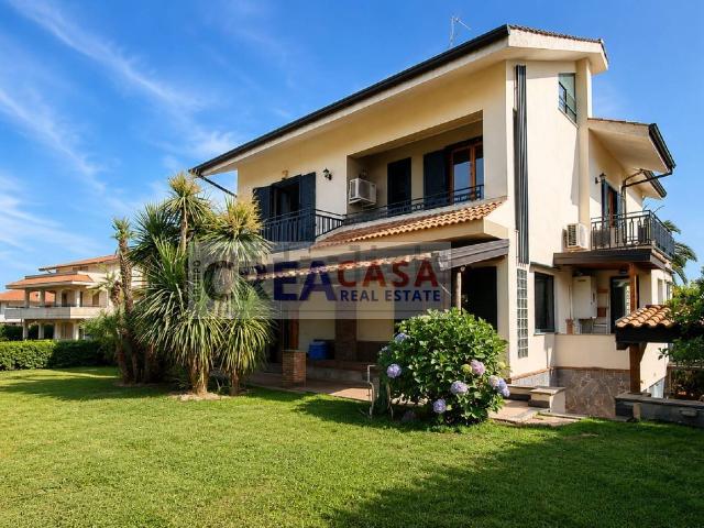 Case e ville in vendita di 198 m² in Via Tropea, 23