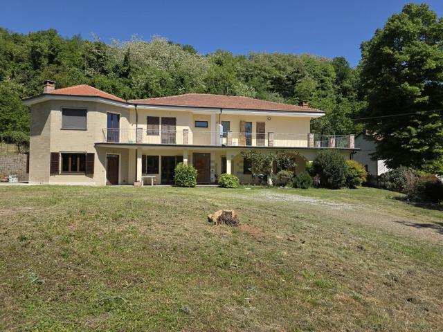 Case e ville in vendita di 199000 m² in Via Montechiaro