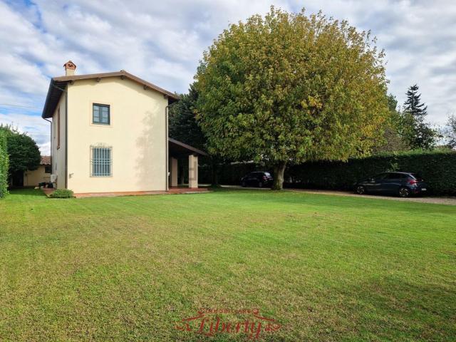 Case e ville in vendita di 199 m² in Via dei Lecci