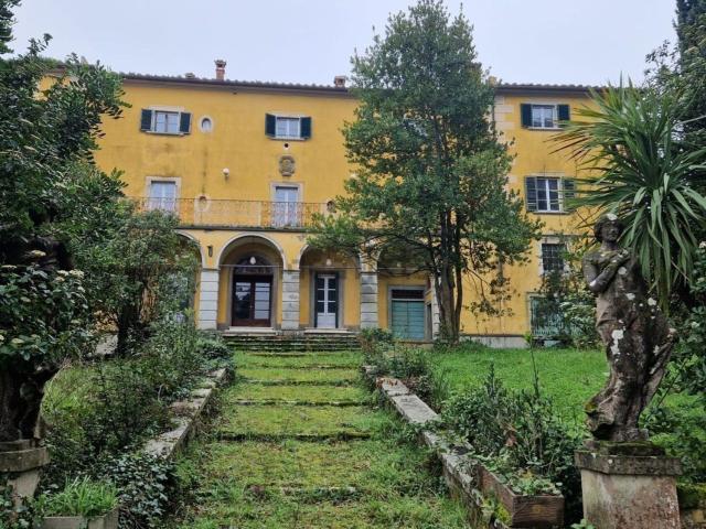 Case e ville in vendita di 2000 m²