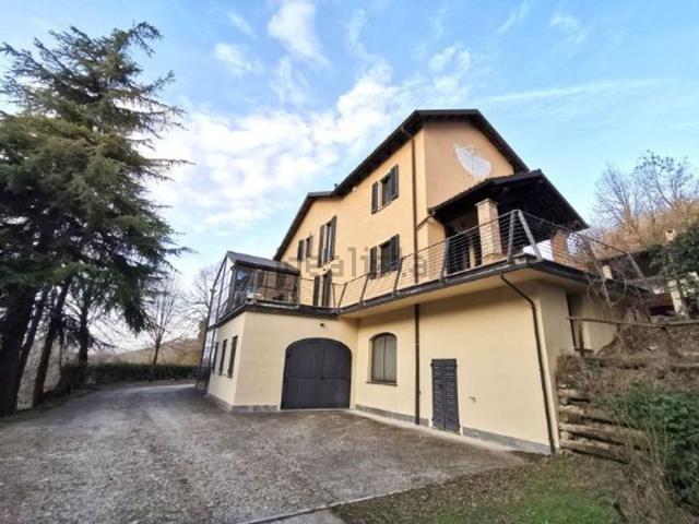 Case e ville in vendita di 2000 m² in Via Alba