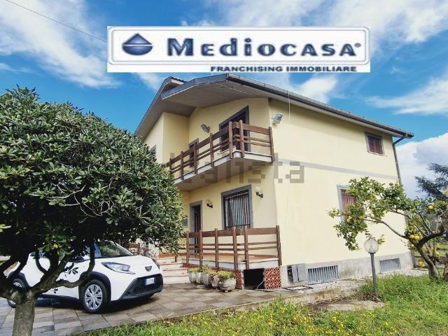 Case e ville in vendita di 200 m² in Via Colle Cagioli, 100