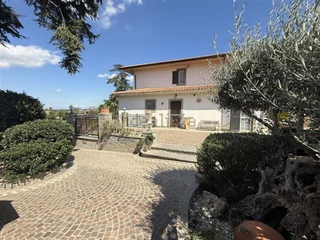 Case e ville in vendita di 200 m² in Via Costa Rotonda