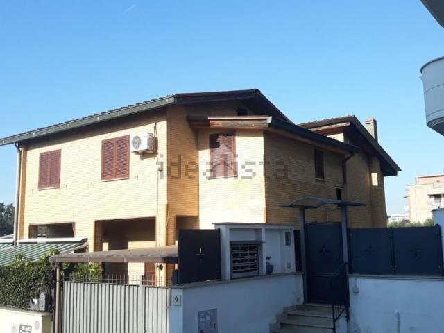Case e ville in vendita di 200 m² in Via Cesare Peroni, 7