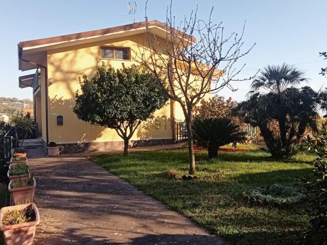 Case e ville in vendita di 200 m² in Via Cesine, 33