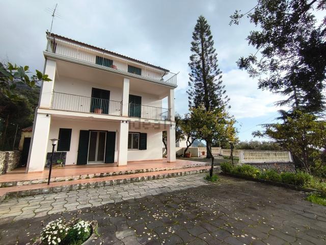 Case e ville in vendita di 200 m² in Via Acquafredda Canalelli, 1