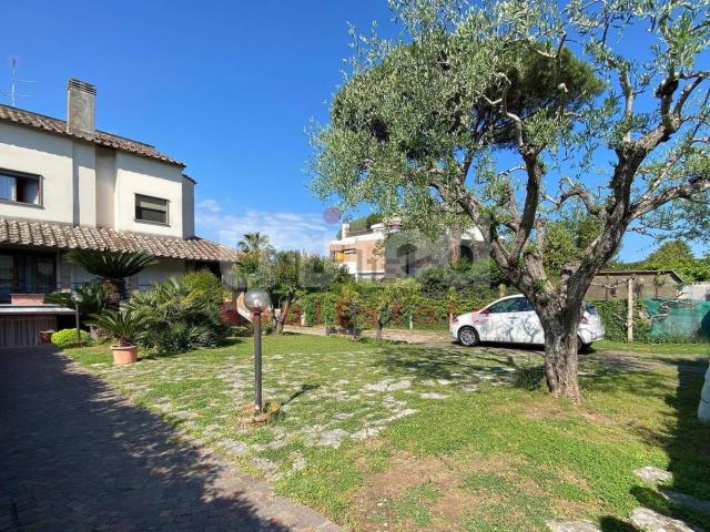 Case e ville in vendita di 200 m² in Via Alcmane