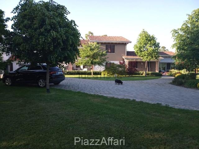 Case e ville in vendita di 200 m² in Via Alessandro Manzoni