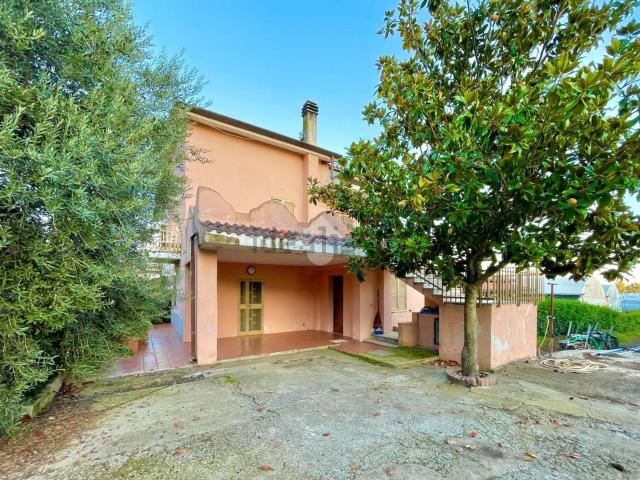 Case e ville in vendita di 200 m² in Via Appia Antica
