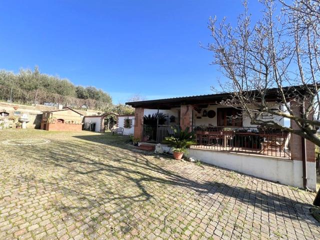 Case e ville in vendita di 200 m² in Via Appia Sud, 263