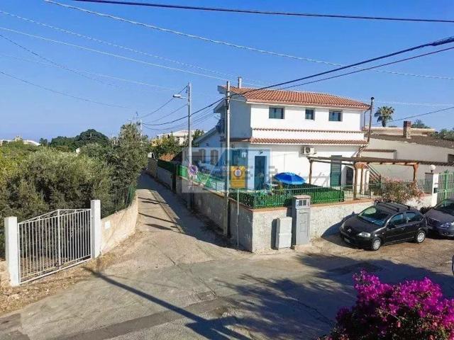 Case e ville in vendita di 200 m² in Via Approdo