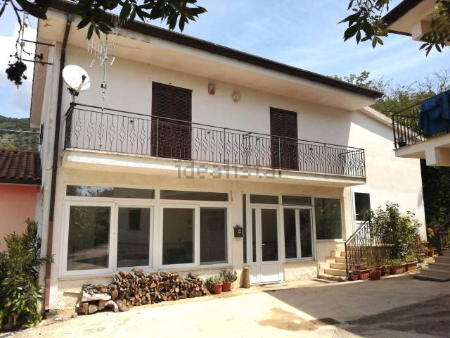 Case e ville in vendita di 200 m² in Via Bertonia