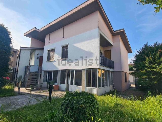 Case e ville in vendita di 200 m² in Via Braglia