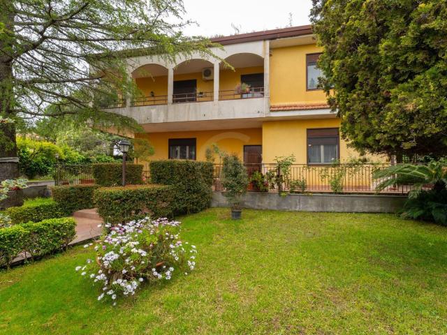 Case e ville in vendita di 200 m² in Via Giacomo Leopardi, 13