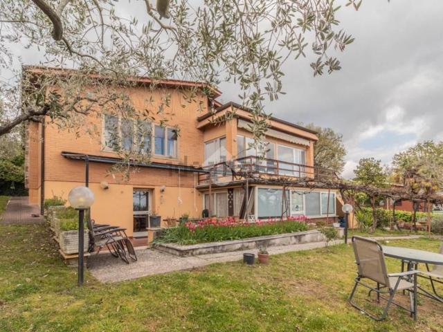 Case e ville in vendita di 200 m² in Via delle Ginestre, 11