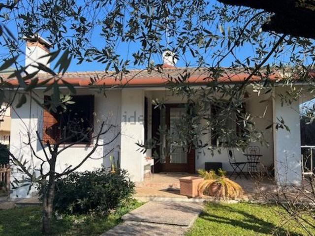 Case e ville in vendita di 200 m² in Via Divisione Cadore