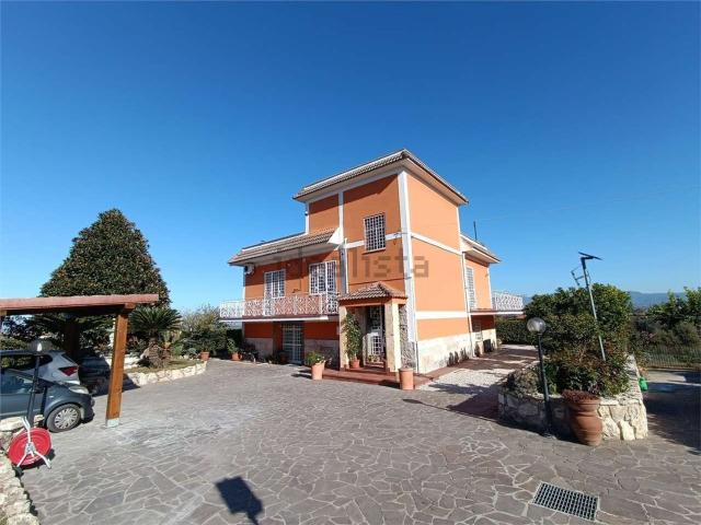 Case e ville in vendita di 200 m² in Via di Fontana Candida