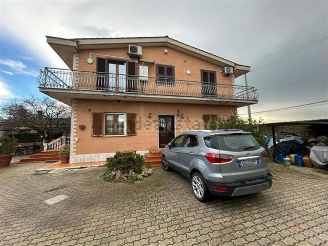 Case e ville in vendita di 200 m² in Via Dronero