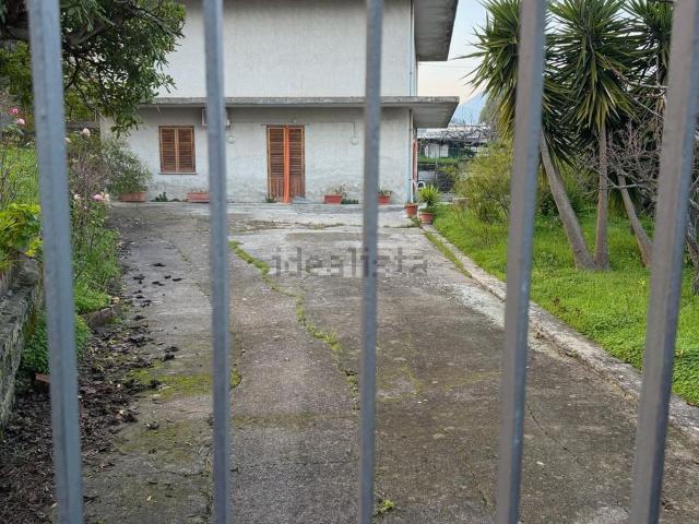 Case e ville in vendita di 200 m² in Via Esterna Strazzasite, 41
