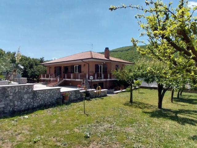 Case e ville in vendita di 200 m² in Via Fratte, 9