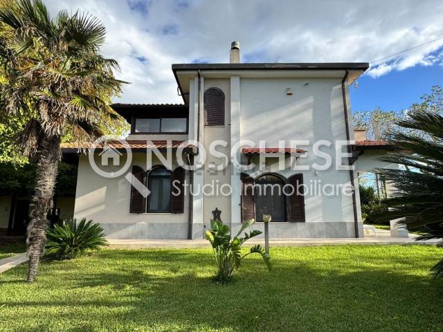 Case e ville in vendita di 200 m² in Via Lago di Caldonazzo, 8