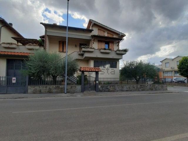 Case e ville in vendita di 200 m² in Via Montalese