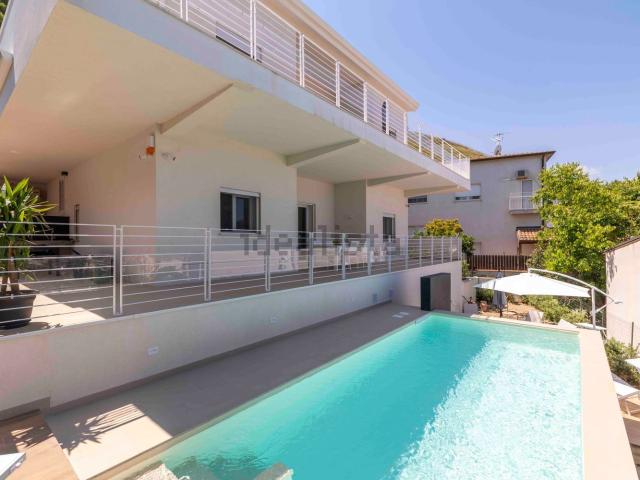 Case e ville in vendita di 200 m² in Via Monte Bonifato, 220
