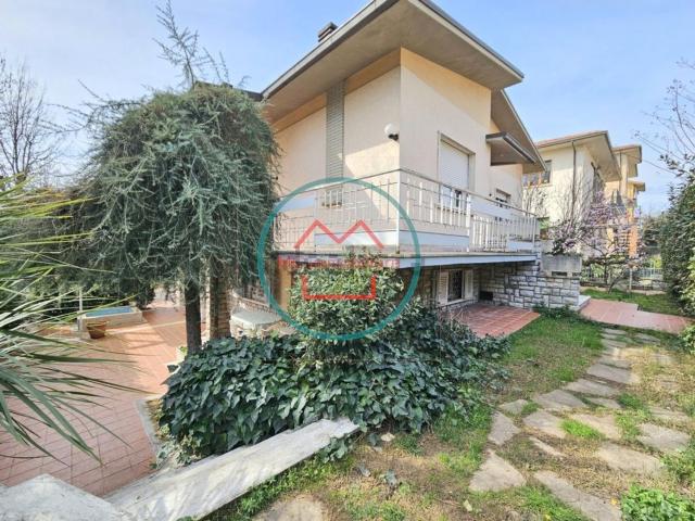 Case e ville in vendita di 200 m² in Via Montebello