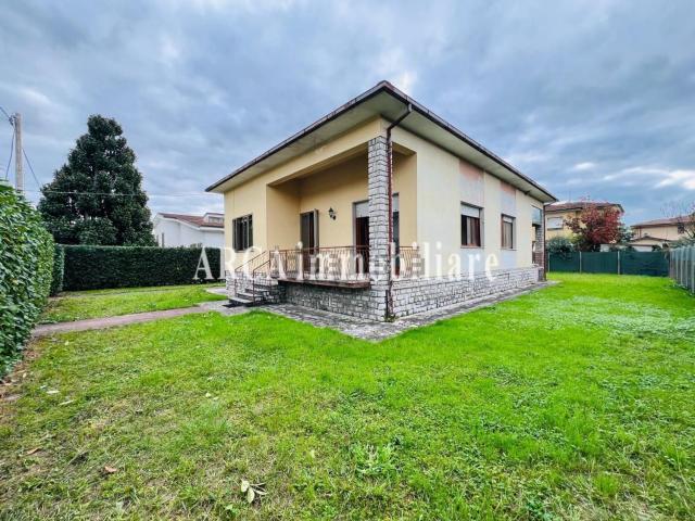 Case e ville in vendita di 200 m² in Via Marche